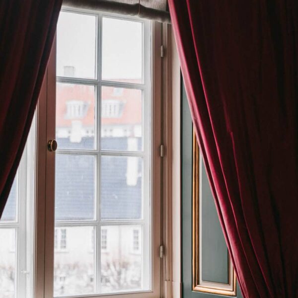 QuiSommesNSsittinat-thurdnampetch-cHfC2DkB-e4-unsplash